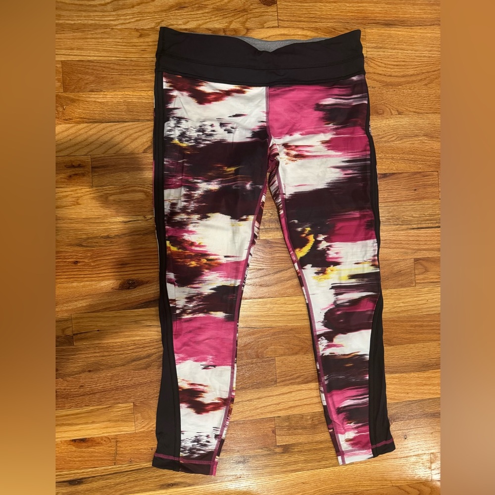Like New Lululemon abstract print crop Leggings Size 8